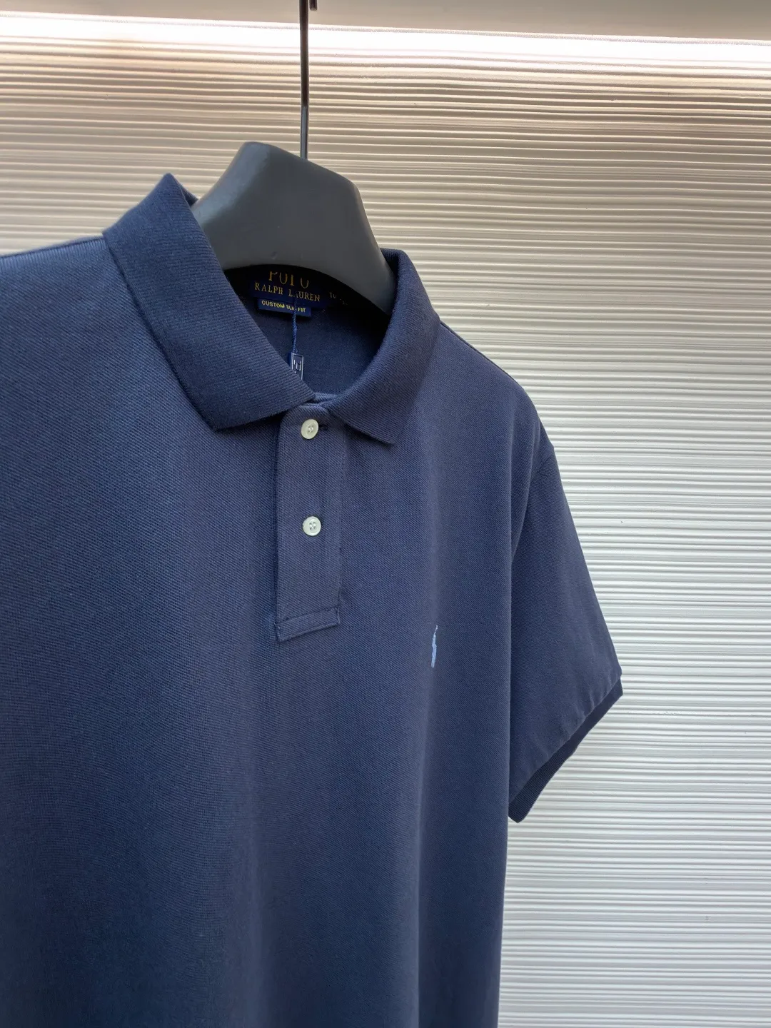 Ralph Lauren embroidered logo Polo shirt ●Original version: Purchased and developed for 1290 ●Item number: 1682565-A15 ●Material: pure cotton pique fabric ●Technology: embroidery production ●Color: navy ●Version: fitted version ●Weight: about 295 grams ●Size: S-M-L-XL ●Description: Customized pure cotton sateen pique, tight and delicate, comfortable and skin-friendly, elegantly presented with a touch of deep black The iconic white pony embroidery is like a smart musical note dancing on the black canvas. It is simple but highly recognizable. It is a versatile artifact in the wardrobe. It has a very simple shape and contains the soul of fashion. It adopts imported machine embroidery technology. It uses advanced computer control systems and precision mechanical parts to realize the iconic pony embroidery operation with high precision. The lines are smooth and delicate, and the fabrics have been washed. It has a better hand feel and texture. It is not easy to deform, not easy to shrink, not easy to fade, and maintains long-term beauty. The overall wiring is straight and delicate, the fabric is comfortable and soft, and the color is consistent without color difference. It can be matched with the same style to create a fashionable look and control various occasions. Customized accessories, complete with three standards, same style for men and women!